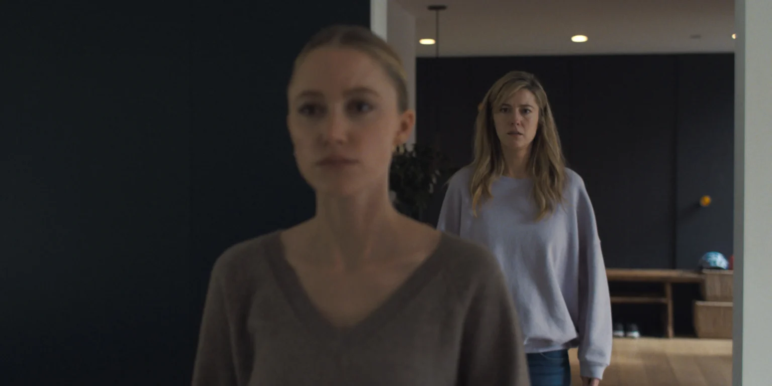 The Hand That Rocks the Cradle: remake de 2025 entrega suspense, mas sem mergulhar em temas promissores