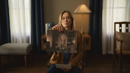 Crítica de Shelby Oaks: terror em falsa found footage se perde em clichês