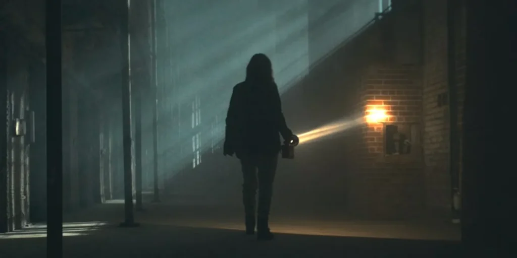 Final de Shelby Oaks: entenda o destino de Riley Brennan e o choque do desfecho