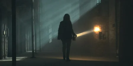 Final de Shelby Oaks: entenda o destino de Riley Brennan e o choque do desfecho