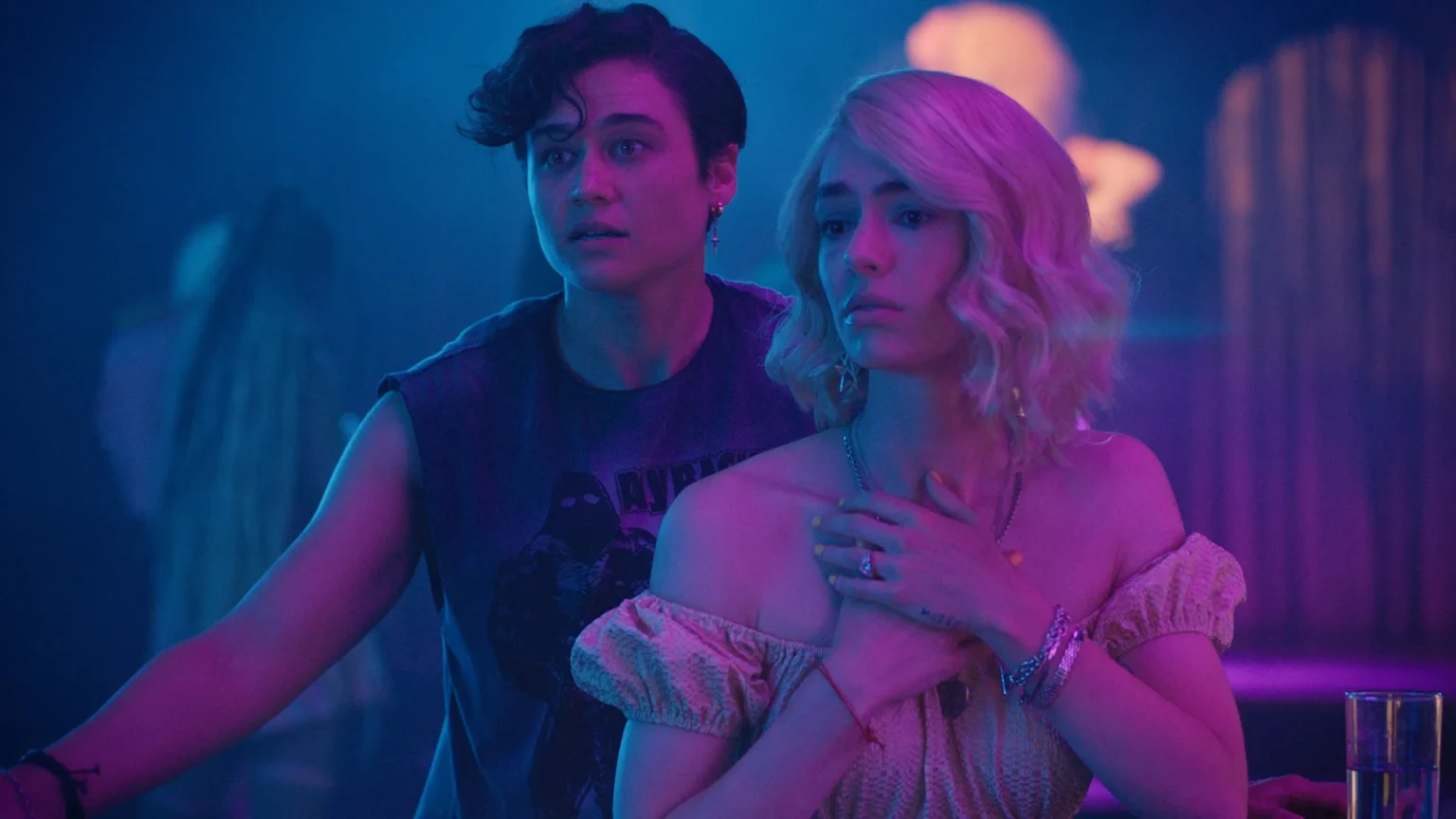 Queens of the Dead entrega estilo, mas tropeça no terror e na comédia, aponta crítica