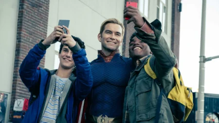 Antony Starr aparece irreconhecível como Andy Warhol no set de “Samo Lives”
