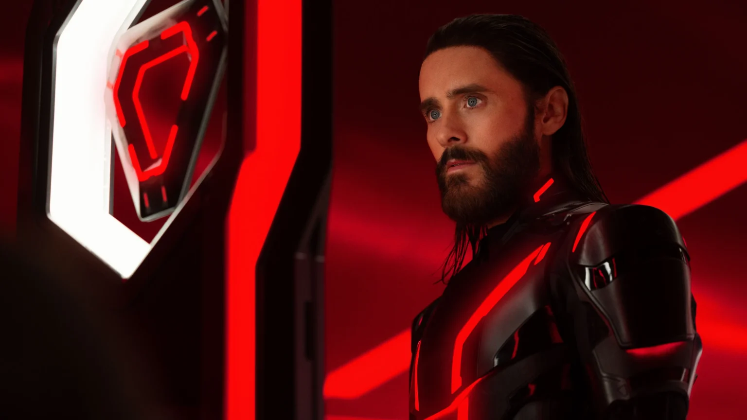 Tron: Ares ultrapassa Fantasia 2000 e sobe no ranking de bilheterias da Disney