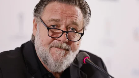 Thriller de Russell Crowe e Liam Neeson volta aos holofotes e explode no streaming
