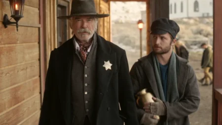 Filme de faroeste com Pierce Brosnan e Samuel L. Jackson vira sucesso no streaming após fracasso nos cinemas