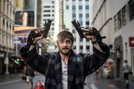 Daniel Radcliffe assume lado explosivo em Guns Akimbo, ação insana disponível na HBO Max