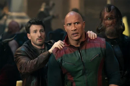 Operação Natal: Aventura de Chris Evans e Dwayne Johnson entrega 2 horas de fuga dos boletos no Prime Video