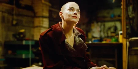 Final de Bugonia divide crítica ao apostar em revelação previsível