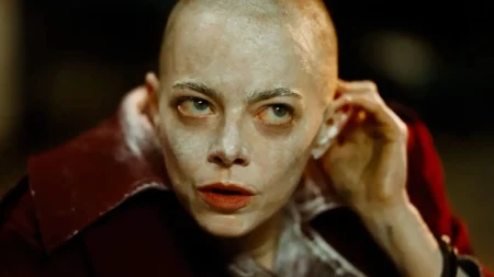 Emma Stone conta por que temeu raspar a cabeça para viver CEO alienígena em Bugonia