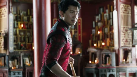 Simu Liu revela mordida de cachorro na véspera de famosa sessão de fotos de banco de imagens