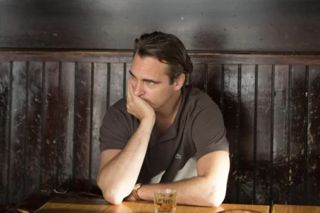 “O Homem Irracional”: filme de Woody Allen com Joaquin Phoenix ressurge na Netflix como o melhor filme niilista da plataforma