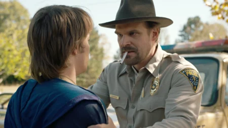 David Harbour estrela Evil Genius, thriller true crime comandado por Courteney Cox