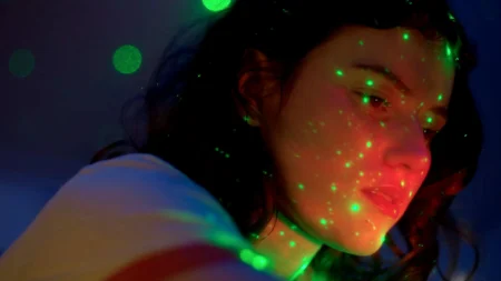 Crítica de Peas and Carrots: fantasia colegial perde o rumo e vira enigma audiovisual