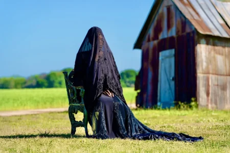 Suspense “A Mulher no Jardim” estreia no Prime Video e leva terror psicológico para dentro de casa