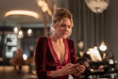 Suspense “Drop: Ameaça Anônima” chega ao Prime Video e alerta sobre encontros via aplicativo