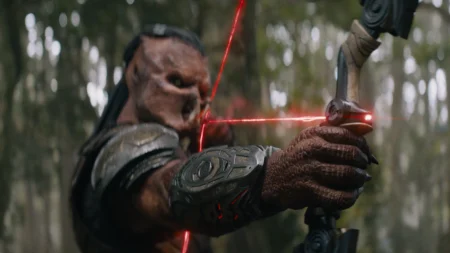 Diretor de Predator: Badlands explica por que filme salta tão longe na linha do tempo de Alien e Predador