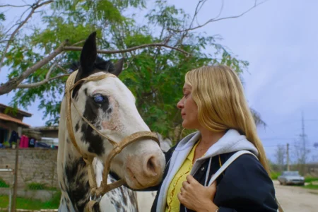 Magic Farm ironiza colonialismo, mas tropeça em estereótipos e piadas sem fôlego