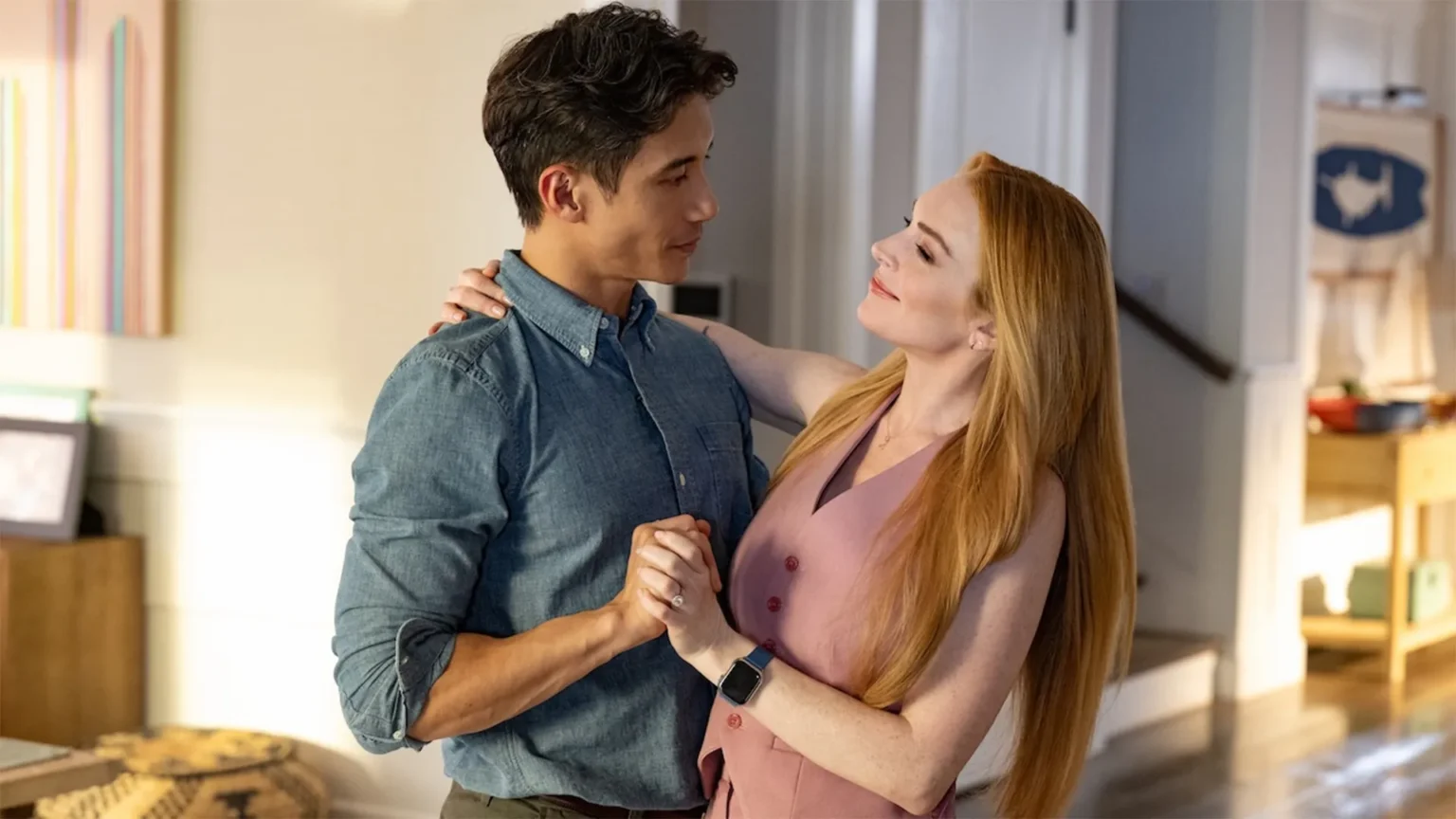 Manny Jacinto revela impacto de Freakier Friday na carreira e estranha avalanche de convites para papéis de pai