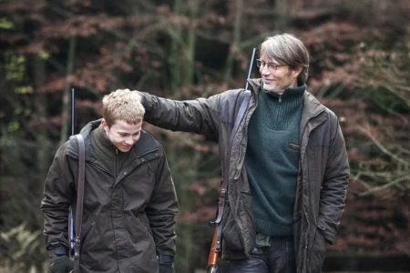 A Caça, de Thomas Vinterberg, retrata julgamento social extremo e já está no Prime Video