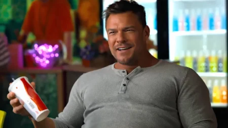 Alan Ritchson revela a fórmula por trás da mistura de ação e humor em Playdate, novo filme do Prime Video