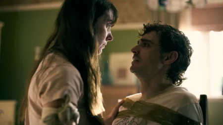 Together, filme de 2025, prova que o terror corporal pode falar de amor