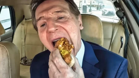 Diretor de “Corra que a Polícia Vem Aí” detona reboot com Liam Neeson e diz que produção só pensa em dinheiro