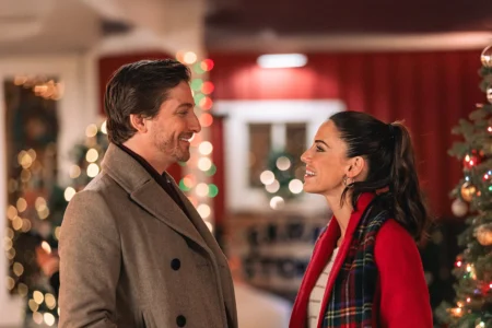 Reforma com Romance mostra casal repensando relação em meio a obra natalina na Netflix