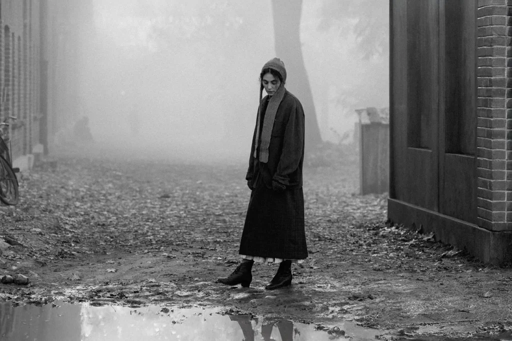 A Garota da Agulha: drama sueco indicado ao Oscar chega à Mubi e provoca tensão máxima