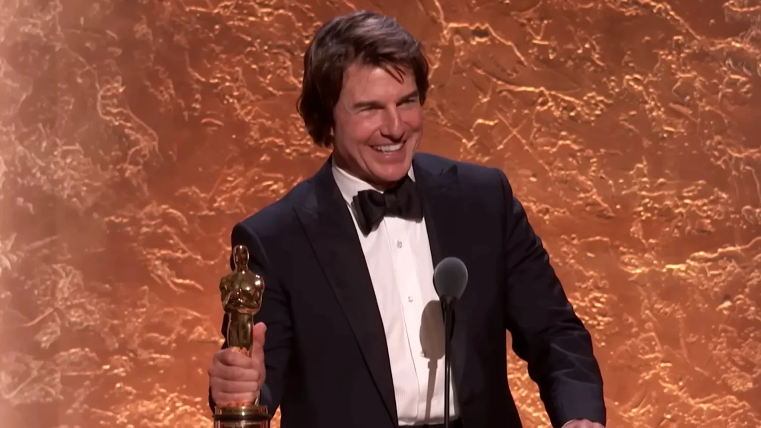 Tom Cruise recebe Oscar honorário e já mira prêmio competitivo com filme de Iñárritu