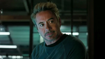 Robert Downey Jr. retorna ao MCU como Doutor Destino em Avengers: Doomsday, e fã-art exibe Venom controlando o Homem de Ferro