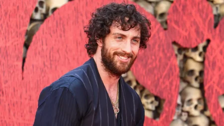 Aaron Taylor-Johnson aparece irreconhecível e coberto de sangue no set de Werwulf, terror medieval de Robert Eggers