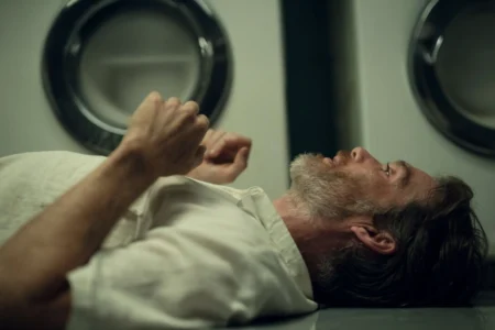 Cillian Murphy vive diretor exausto em “Steve”, drama da Netflix que expõe falhas do sistema escolar