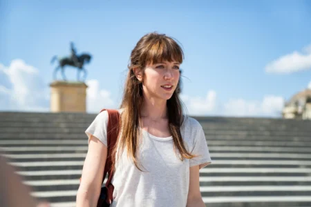 French Lover: comédia romântica da Netflix mostra encontro improvável entre astro e garçonete