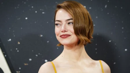 “Bugonia” chega ao streaming: Emma Stone e Yorgos Lanthimos liberam suspense para aluguel digital