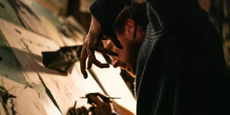 Camadas de Benedict Cumberbatch brilham em The Thing with Feathers, apesar do terror frágil