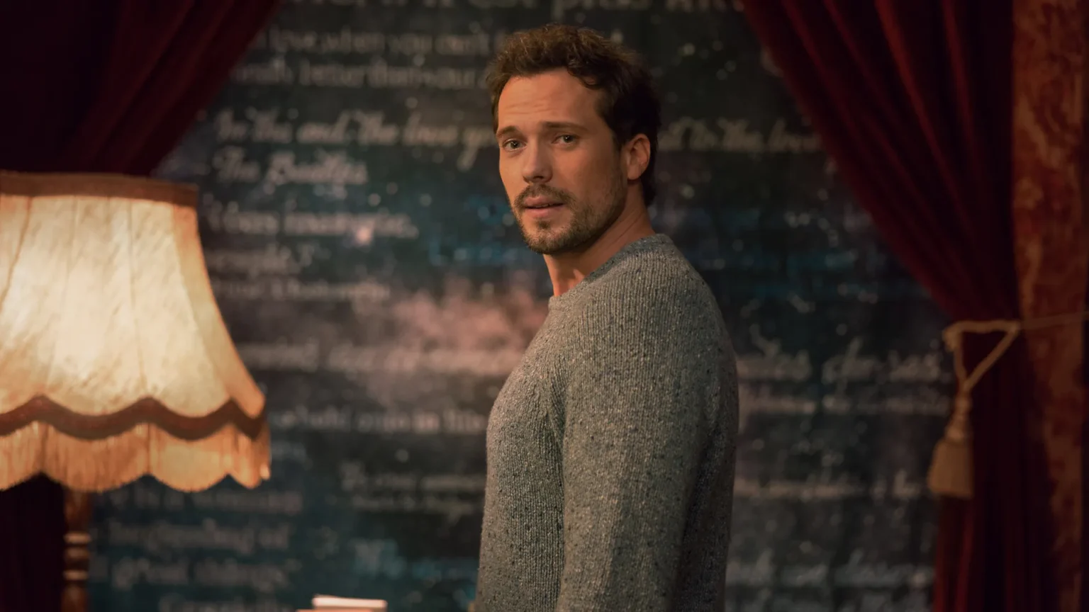 Romance natalino Champagne Problems vira filme número 1 da Netflix e reforça tendência anual