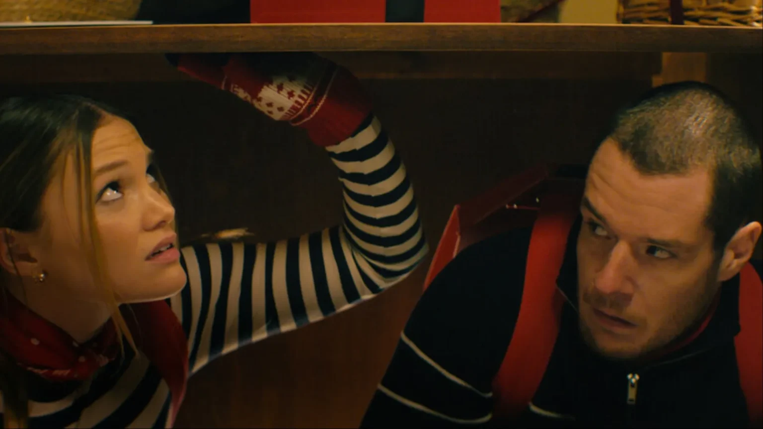 Comédia natalina Jingle Bell Heist conquista o topo da Netflix nos EUA