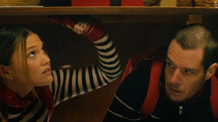 Comédia natalina Jingle Bell Heist conquista o topo da Netflix nos EUA