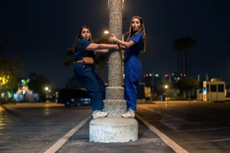 Booksmart chega à Netflix e garante risadas com retrato afiado da juventude