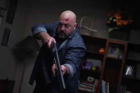 Comédia de ação com Christina Ricci e Kevin James expõe segredos familiares no Prime Video