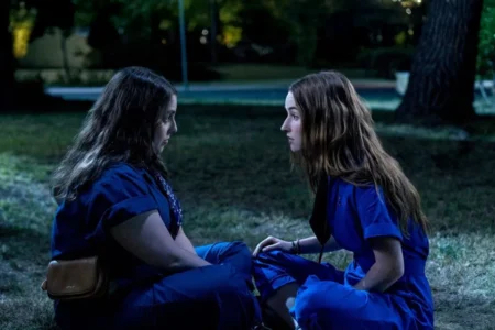 Fora de Série chega à Netflix e promete animar o fim de semana com humor afiado