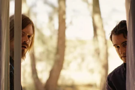 Estrada tensa e laços partidos: o que “Manson Family Vacation” revela na Netflix