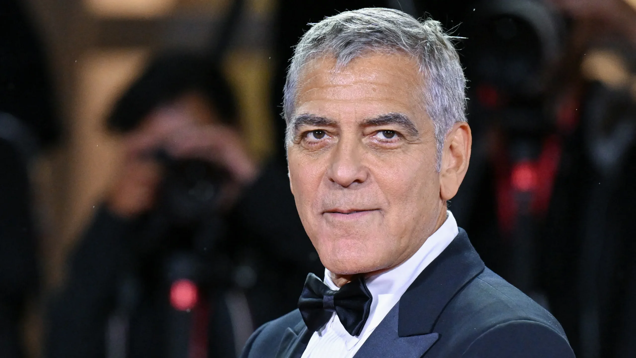 George Clooney relembra fiasco de “Grizzly II”, seu filme mais mal avaliado - Imagem do artigo