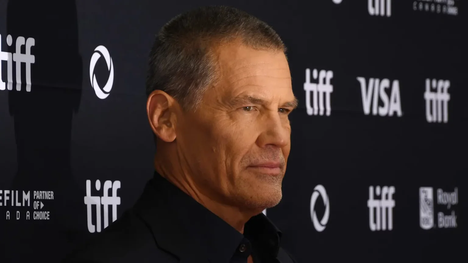 Josh Brolin relembra antiga amizade com Donald Trump e comenta bastidores de Knives Out 3