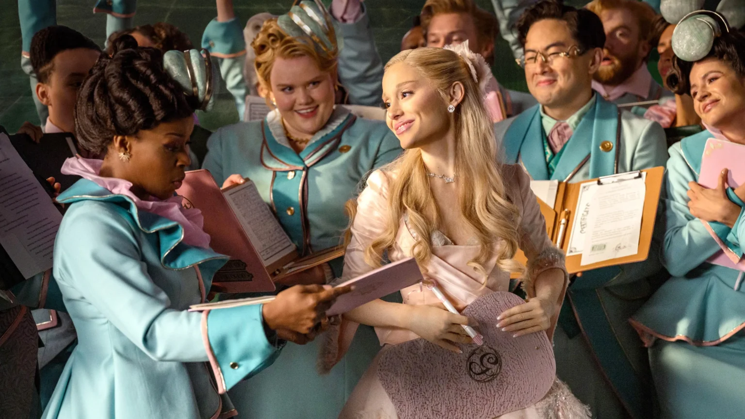 Diretor de Wicked: For Good revela por que cortou cena importante de Glinda com colegas de escola
