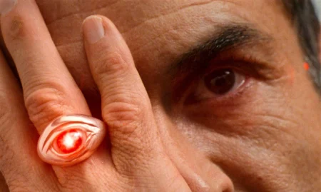 Reflection in a Dead Diamond transforma espionagem à la 007 em labirinto surreal; veja o que esperar