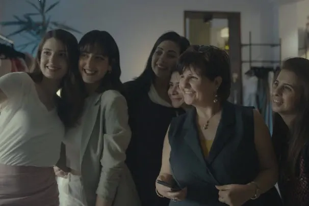 Drama “Happy Holidays” expõe conflitos familiares palestinos em narrativa intensa e fragmentada