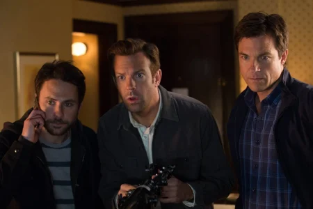 ‘Quero Matar Meu Chefe’ entrega 100 minutos de riso e crítica ao ambiente corporativo