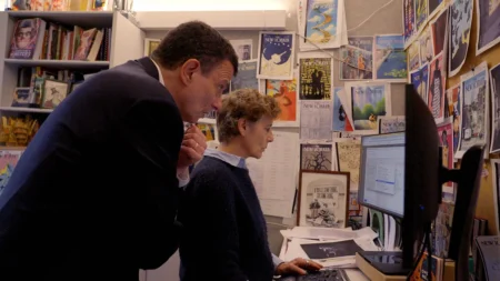 Documentário “The New Yorker at 100” chega à Netflix exaltando legado da revista, mas evita críticas profundas