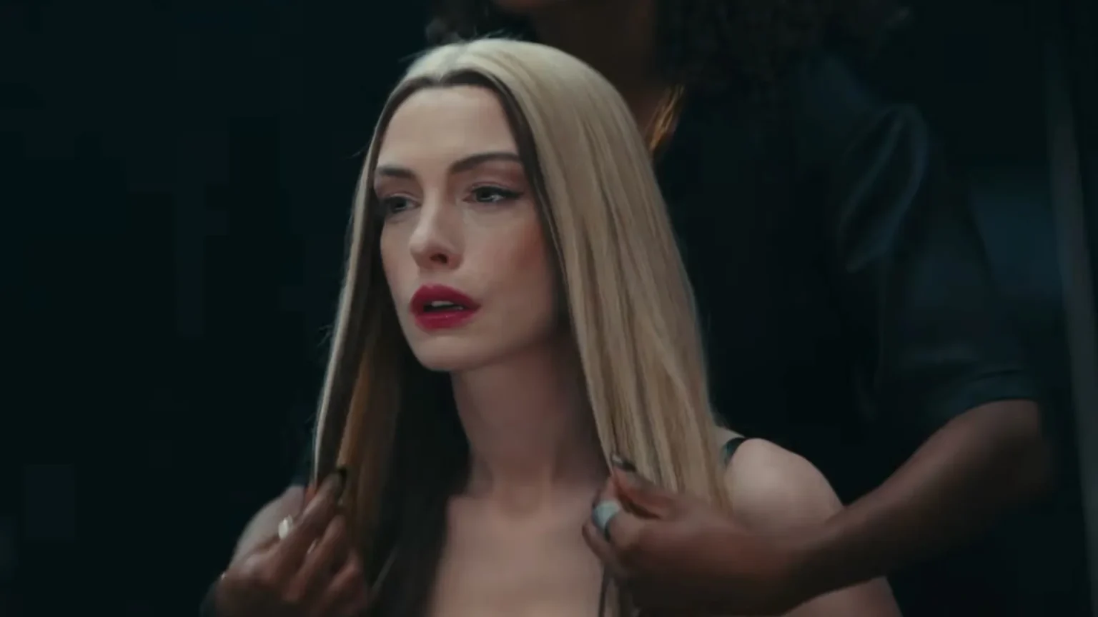 Trailer de “Mother Mary” apresenta Anne Hathaway como diva pop assombrada em terror musical da A24